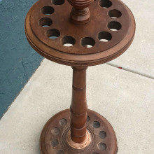 A round wooden European 12 cue rack